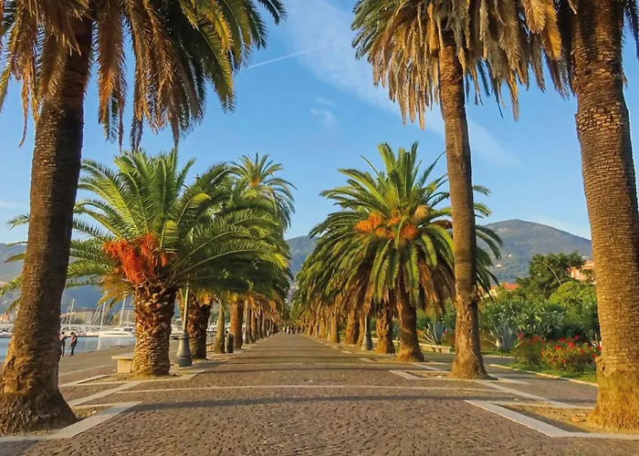 Noemi Chic And Aparthotel 4*